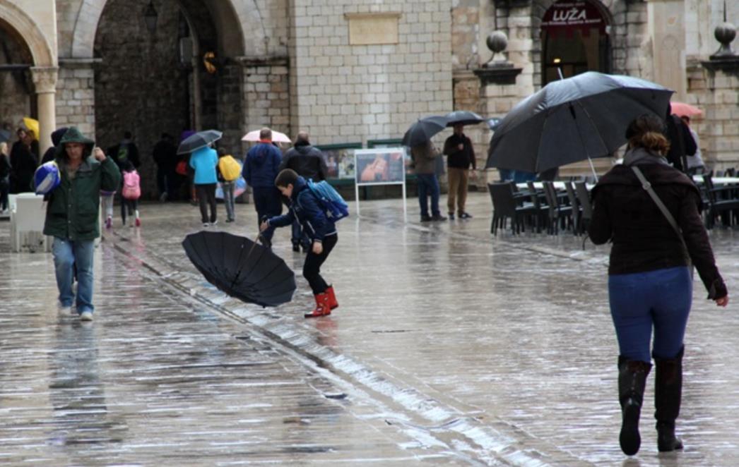 BORBA S KIŠOBRANIMA NA STRADUNU: Južina ne da mira Dubrovčanima, a što će tek biti kad zaburi! (FOTOGALERIJA)