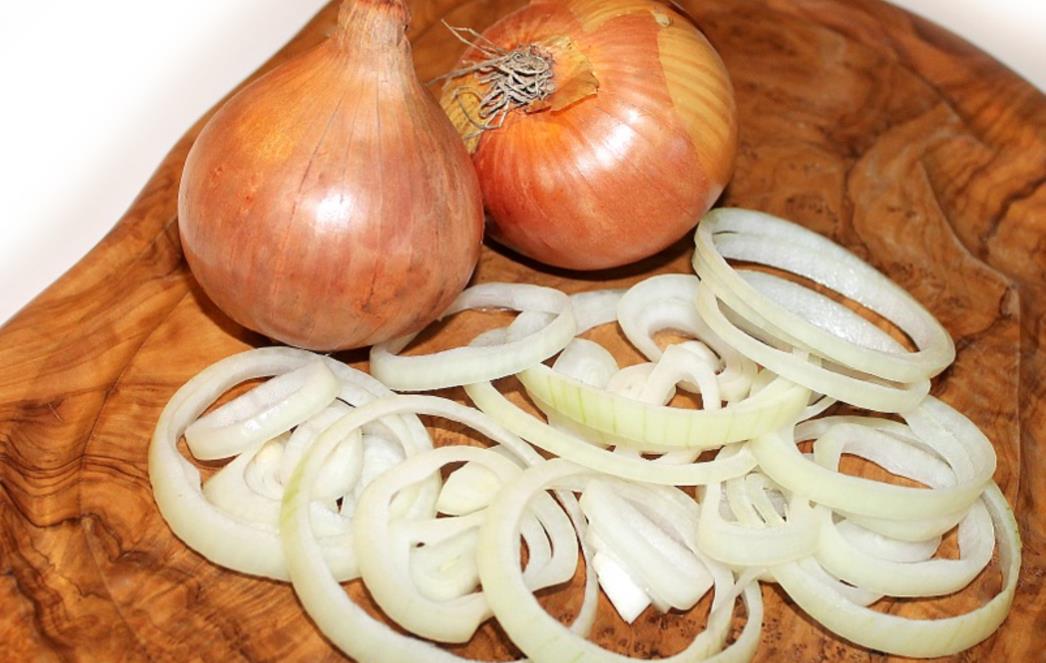 TRIKOVI KOJI SPAŠAVAJU Kako očistiti luk bez suza, ribu bez da 'uprskate' cijelu kuhinju, zagorjelu tavu...