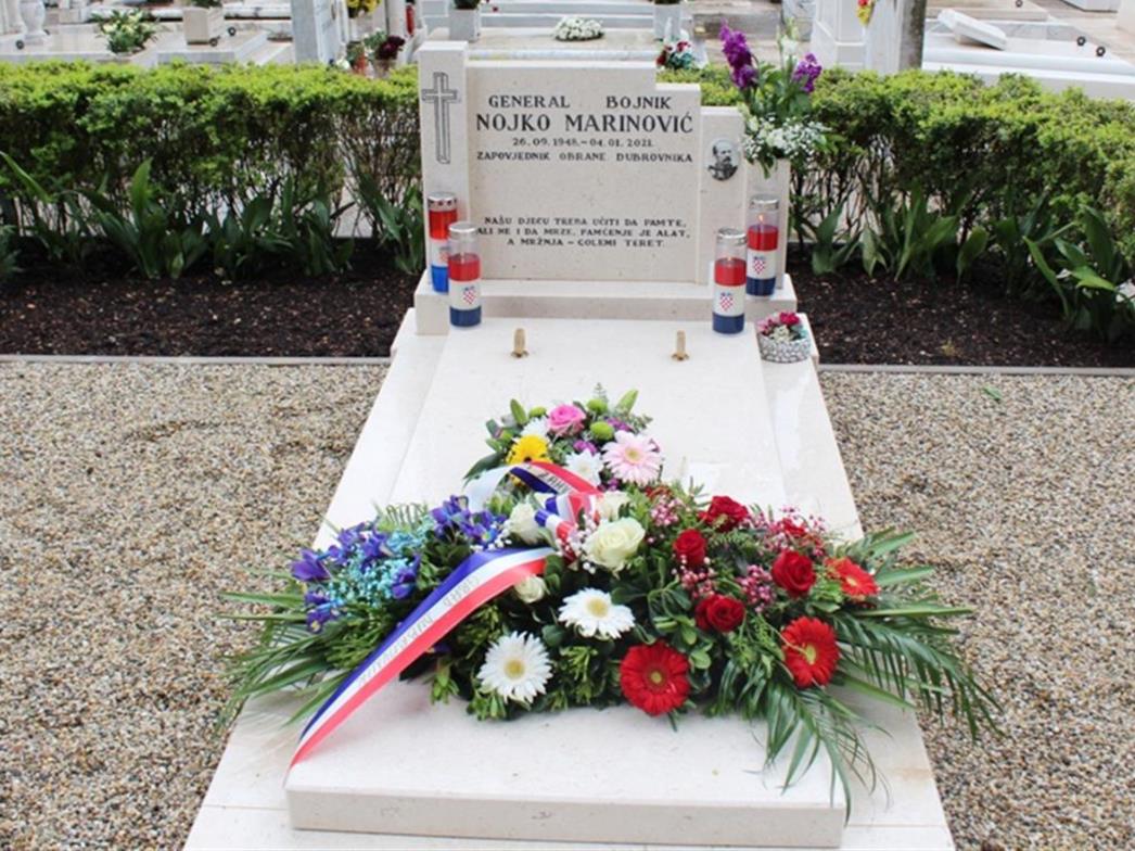 Gradonačelnik Franković položio vijenac na posljednje počivalište generala Nojka Marinovića