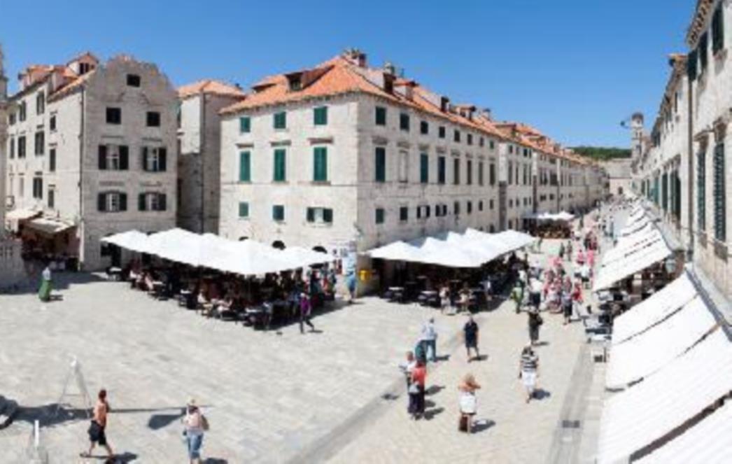 VAŠE OMILJENO MJESTO OKUPLJANJA: Caffe bar 'Cele' vas poziva da osjetite blagdanski duh na Stradunu uz mnoga iznenađenja!