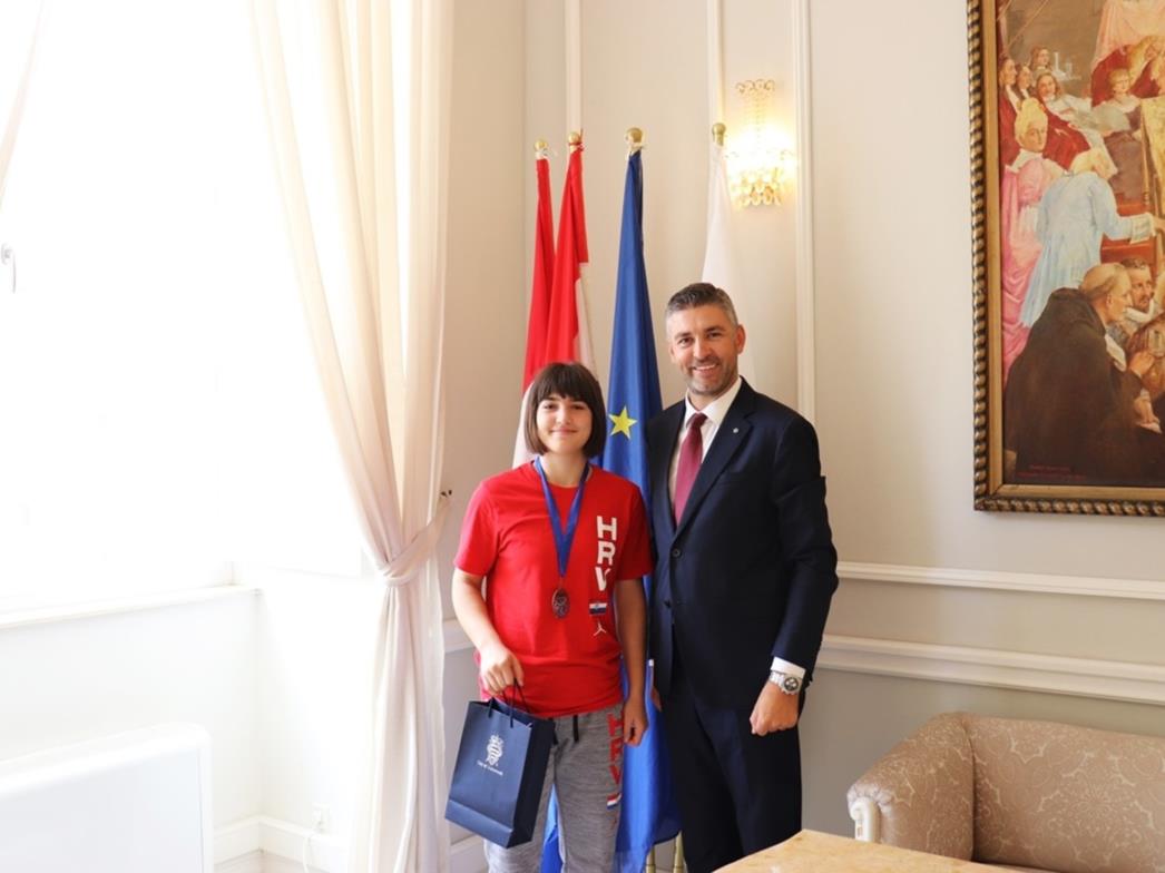 Brončana košarkašica Ella Majstorović na prijemu kod gradonačelnika Frankovića