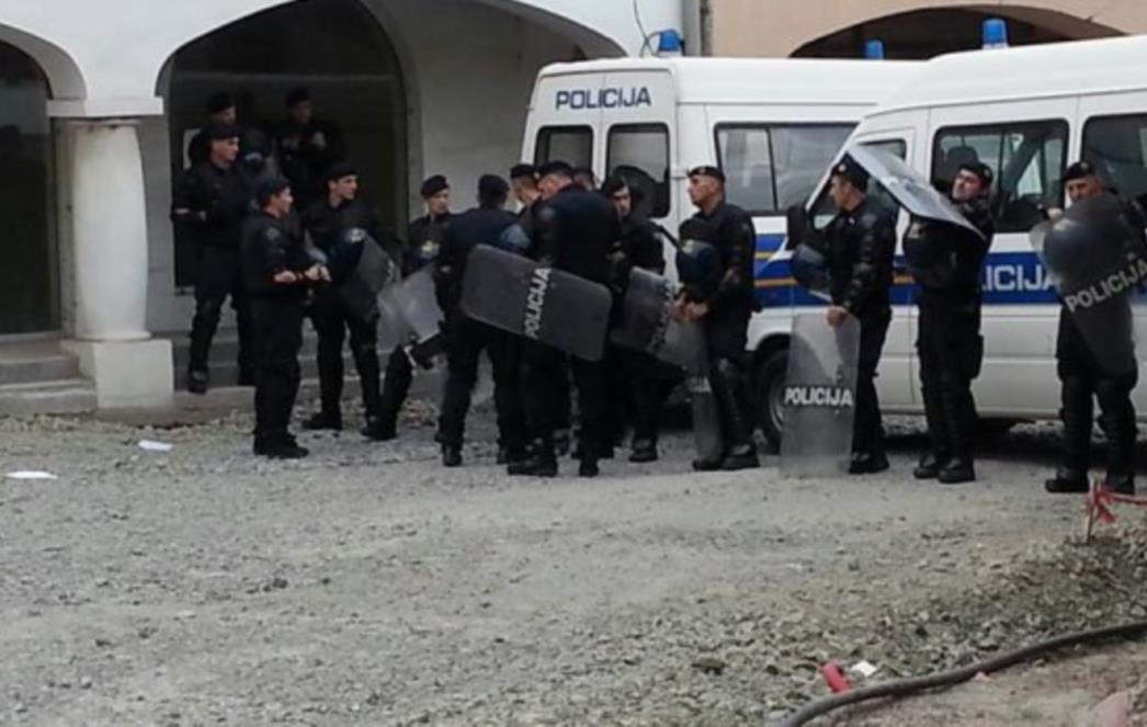 BLOKADA POLICIJSKE POSTAJE: Blokirali promet pred policijom i traže puštanje privedene petorice
