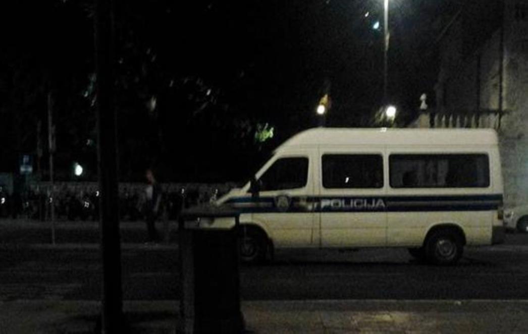 Britanci se potukli na Pilama, razdvajala ih policija
