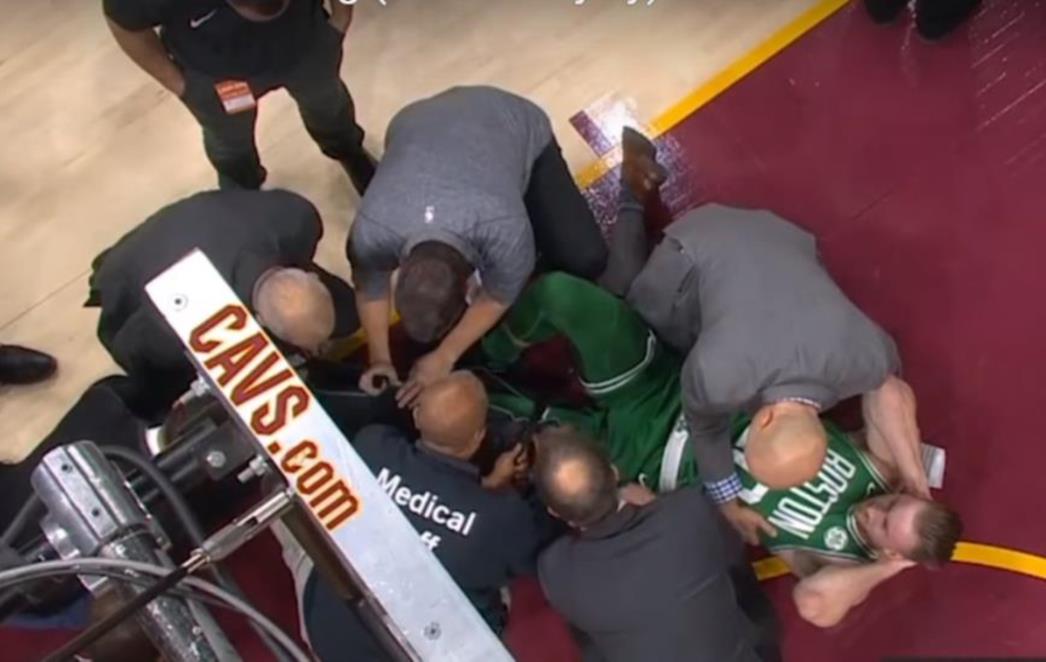 UZNEMIRUJUĆA SNIMKA! Stravičan lom noge NBA zvijezde: ‘Ozljeda je odvratna’