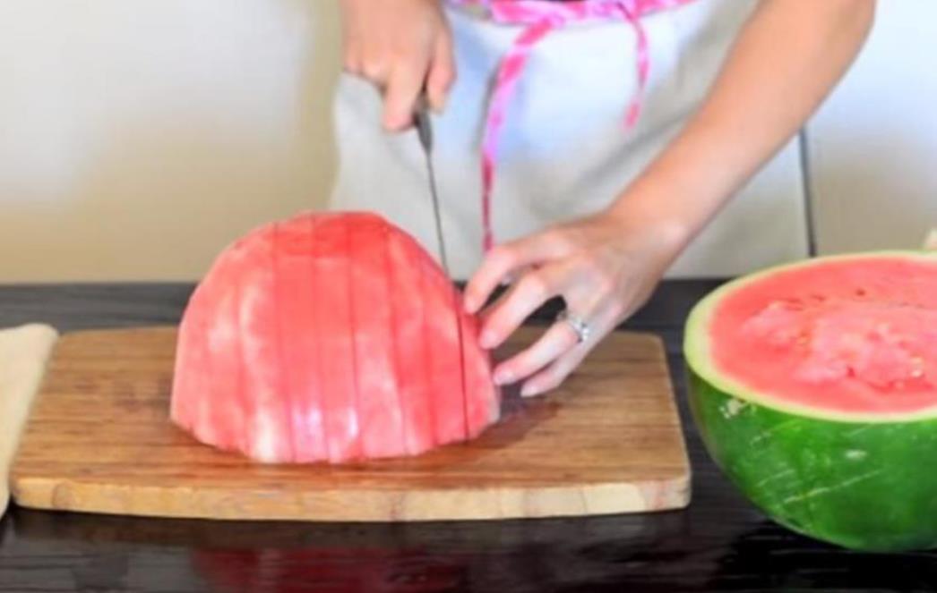 Smislili novi najbrži način za rezanje lubenice! Pogledajte... Vrlo je jednostavno (VIDEO)