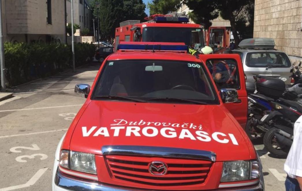 POŽAR U STANU U MOKOŠICI Intervenirali vatrogasci i hitna pomoć, stanar se nagutao dima
