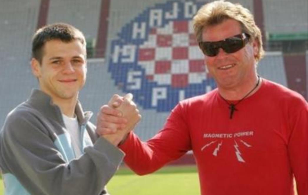 Drago Gabrić izvodi početni udarac protiv Barcelone 