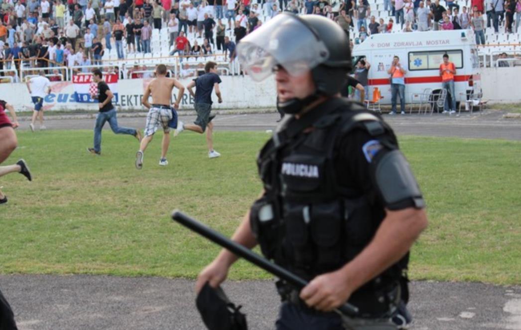 'Ratno' stanje u Mostaru: Veliki sukobi huligana i policije, susret prekinut u 93 minuti  