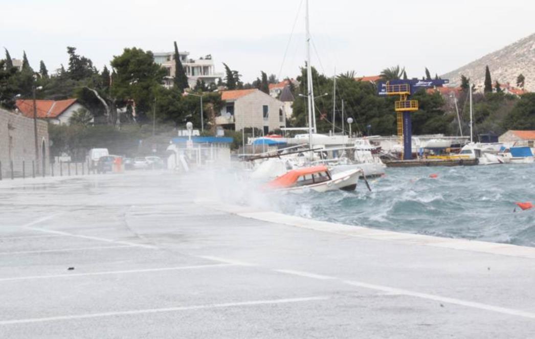 JADRAN U ZNAKU BURE: Podno Velebita orkanski udari, a u Dalmaciji topli fenski efekt