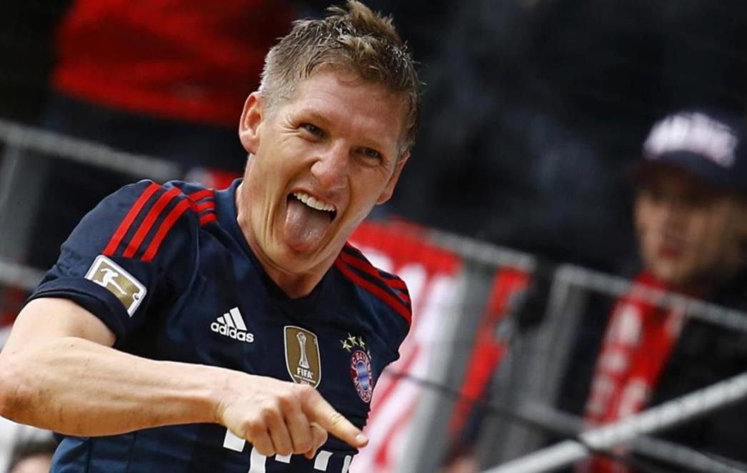 Pogledajte kako je Schweinsteiger starim trikom nasmijao suigrače! /VIDEO/