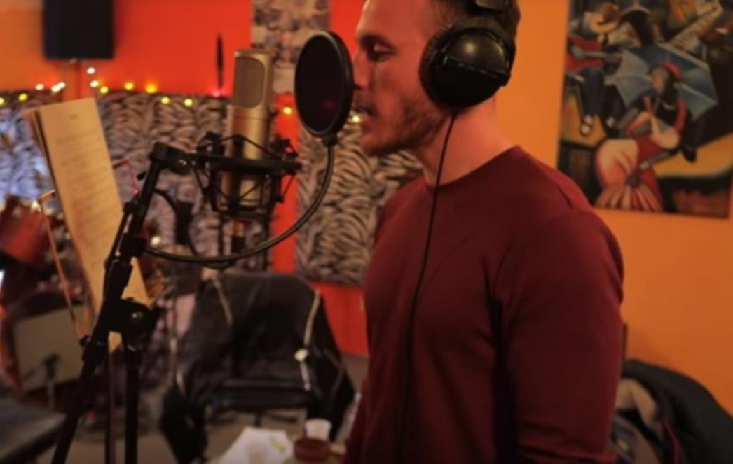 DINAMOVCI RASTURILI BOŽIĆNOM PUNK-ROCK ČESTITKOM  Angelo Henriquez pjeva na hrvatskom kao da je rođen u Dubravi (VIDEO)