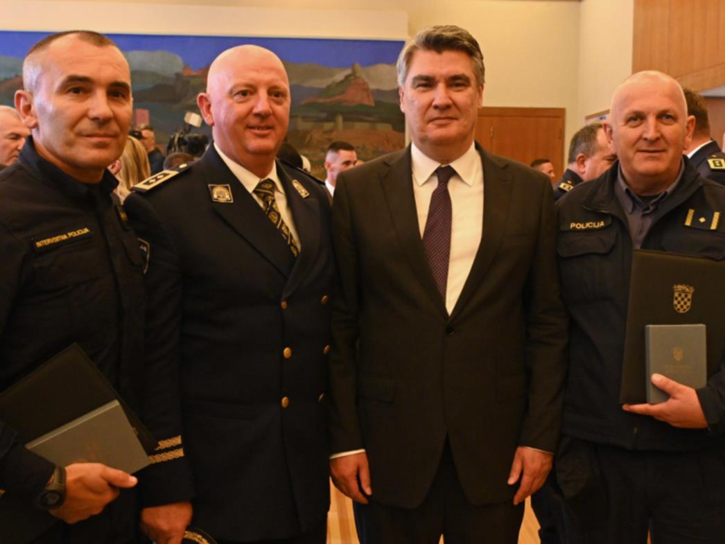 Predsjednik Milanović dvojicu policijskih službenika PU dubrovačko-neretvanske odlikovao Spomenicom Domovinske zahvalnosti