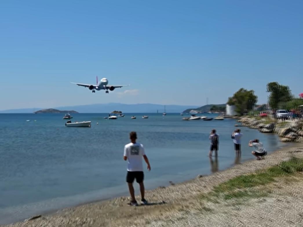 Avion letio nekoliko metara iznad glava turista (VIDEO)
