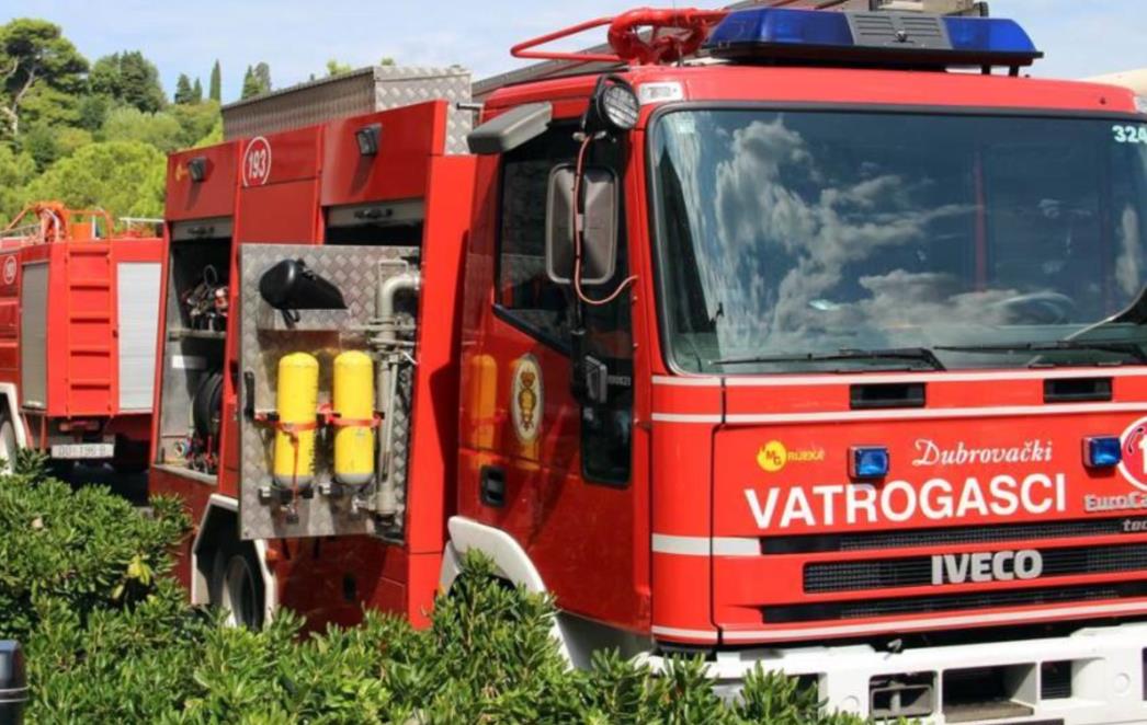 Planuo požar u blizini hotela Excelsior, vatrogasci spriječili daljnje širenje!