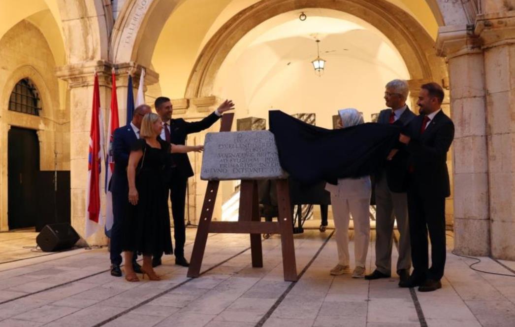 Replika originalne ploče Konzulata Dubrovačke Republike u Istanbulu donirana Gradu Dubrovniku
