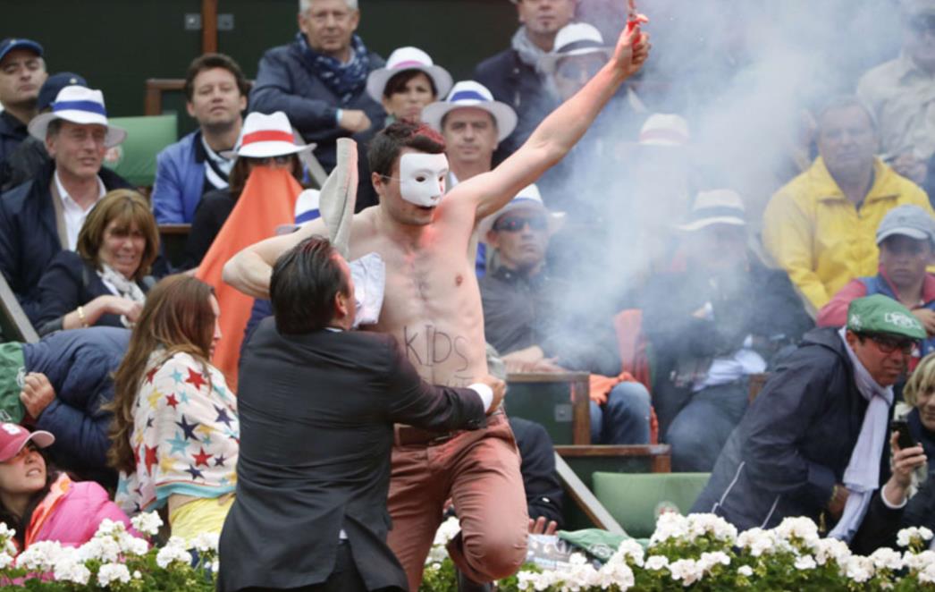 INCIDENT U PARIZU: S bakljom upao na finale Roland Garrosa 