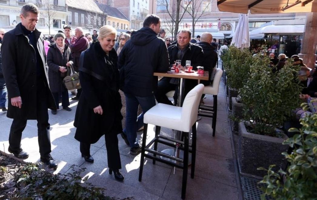 Uoči 'kolone mržnje' građani oduševljeno pozdravili novu predsjednicu, verbalno napadnuti 'antiprosvjednici' (VIDEO)