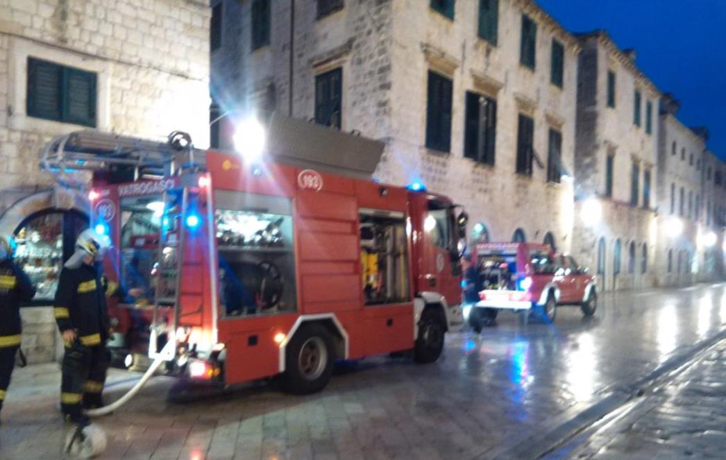 Jutros  buknuo   požar u   skladištu   restorana   Domino