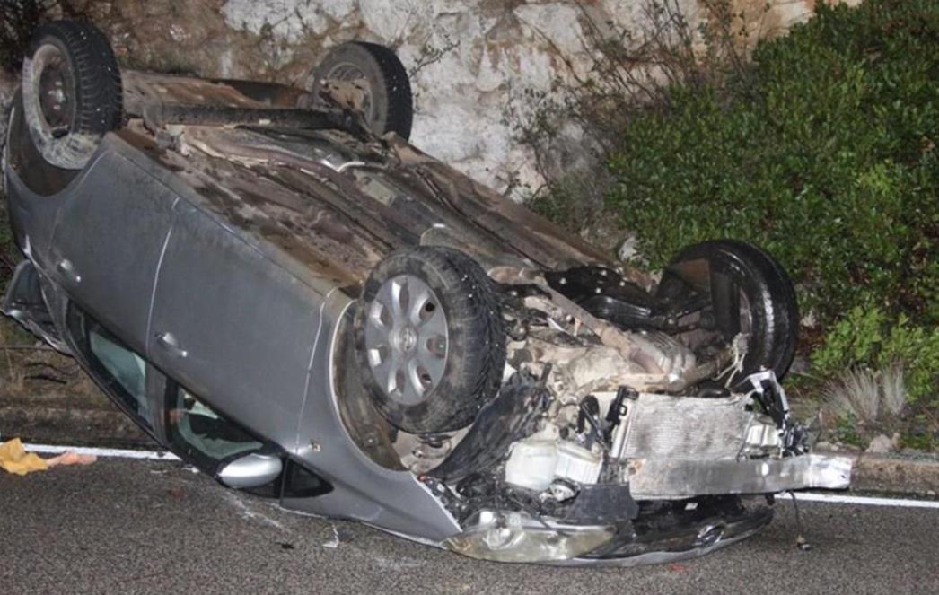 PROMETNA NESREĆA U Brsečinama vozilo završilo na krovu (FOTO/VIDEO)