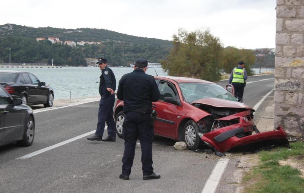 TEŠKA PROMETNA NESREĆA U BLIZINI DUBROVNIKA:  Vozač ostao zaglavljen u automobilu (FOTOGALERIJA)