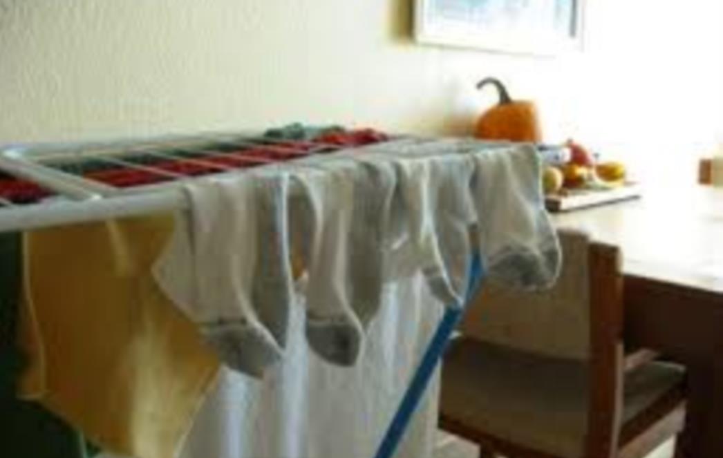 ČINI SE BEZOPASNO: Ovo je jedan prilično dobar razlog zašto nije baš pametno sušiti rublje u kući