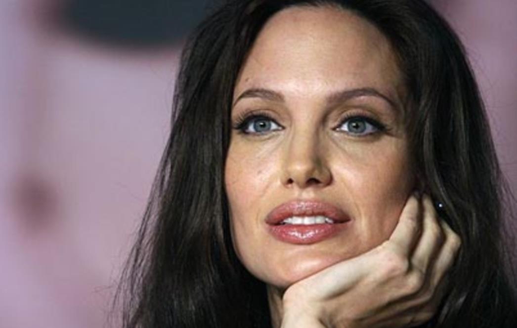 Sprema li se to Angelina Jolie na još jednu operaciju prije vjenčanja?