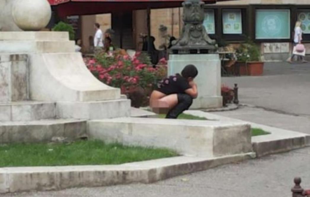 Šokirao prolaznike vršeći veliku nuždu nasred trga u Beogradu! 