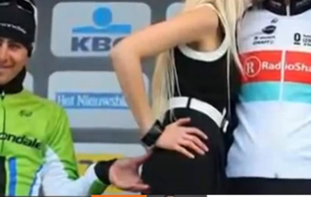Pogledajte kako je slovački biciklist uštipnuo hostesu za guzu!