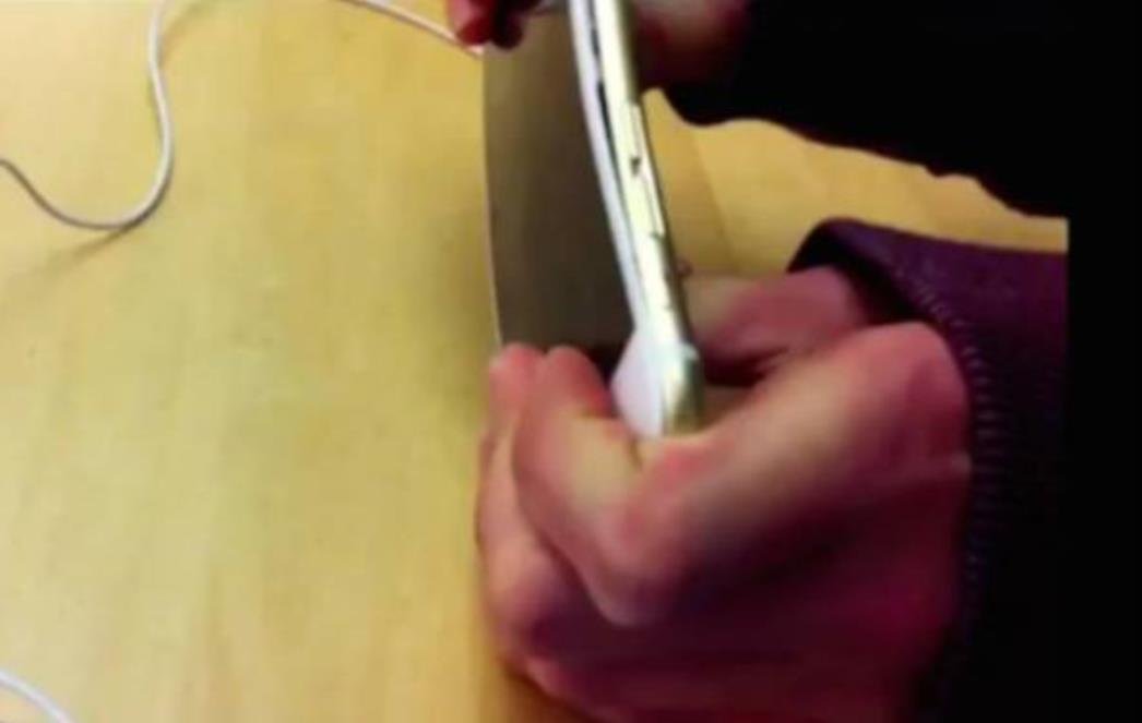 Idioti, prestanite savijati iPhoneove u Appleovim trgovinama!
