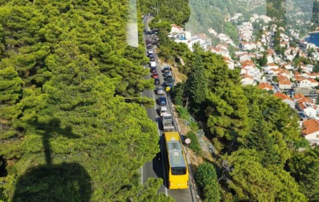 DETALJI NESREĆE: Motociklist (41) udario u ogradu i izletio na magistralu