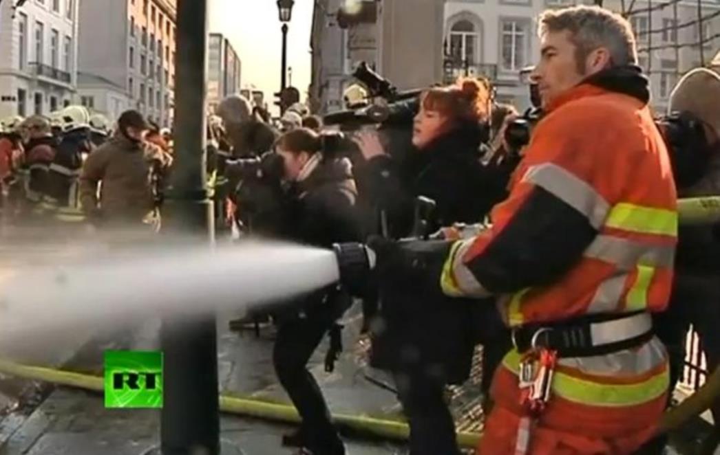 Belgijski vatrogasci policajce okupali šmrkovima