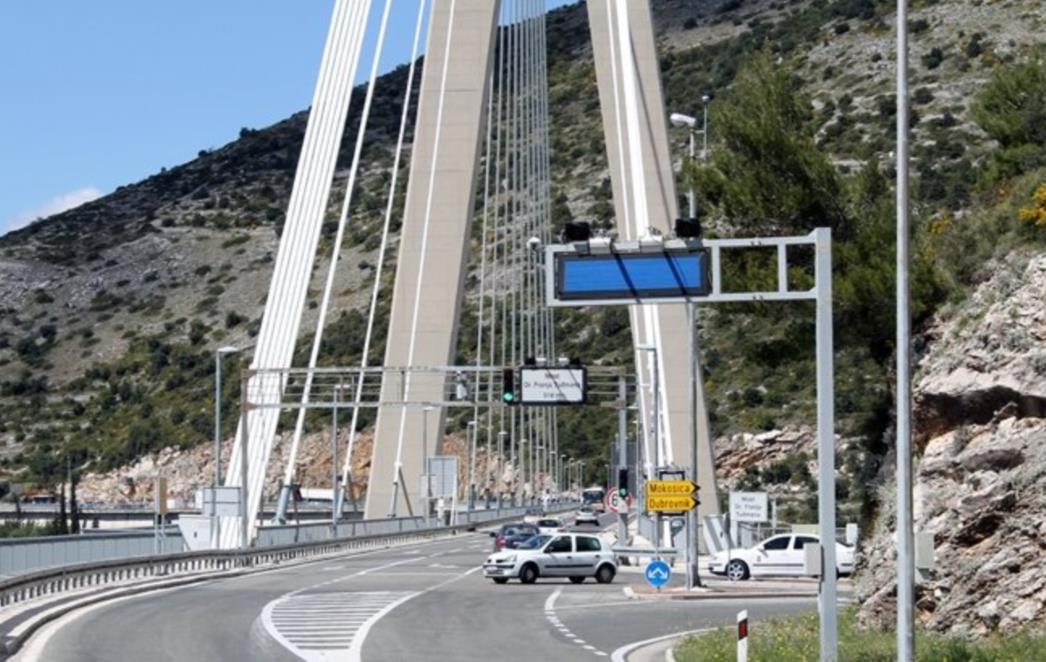 DOSADILA MU KARANTENA Dvadesetogodišnjak se napio pa zabio u ogradu na mostu