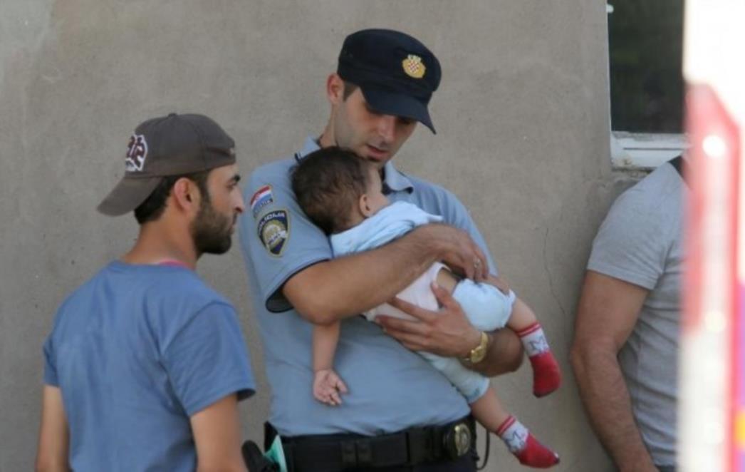 POLICAJAC S FOTOGRAFIJE KOJA JE  OBIŠLA SVIJET: 'Ne prođe dan da ga se ne sjetim'