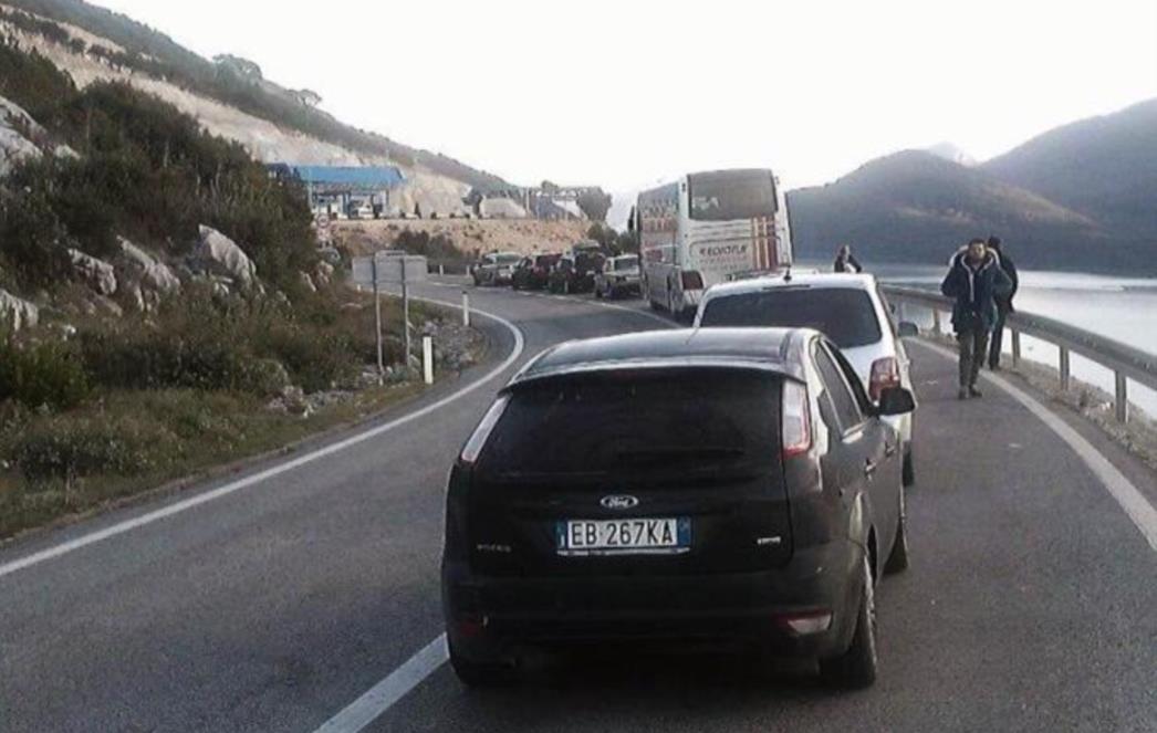 BLAGDANSKA GUŽVA: Kolona na Bistrini duga četiri kilometra, čeka se i do sat vremena! (FOTO)