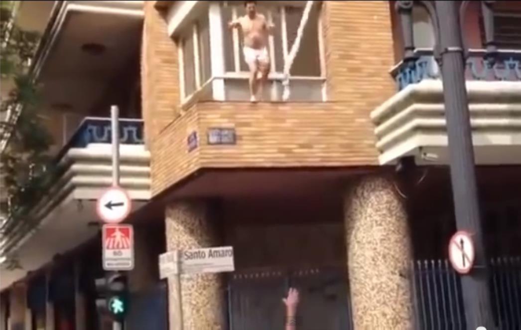 OPASNO JE LJUBITI: Vatrenog ljubavnika spašavali vatrogasci (VIDEO)