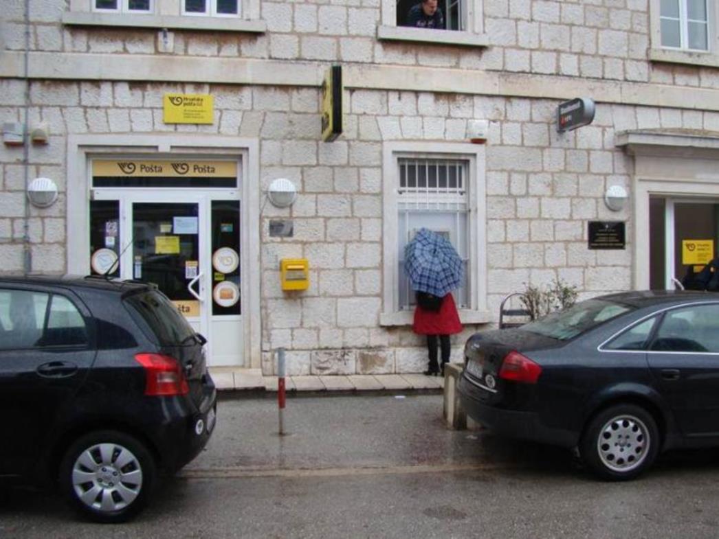 POBJEGAO JE! Djelatnica pošte u Osijeku pljačkašu s pištoljem odbila dati novac