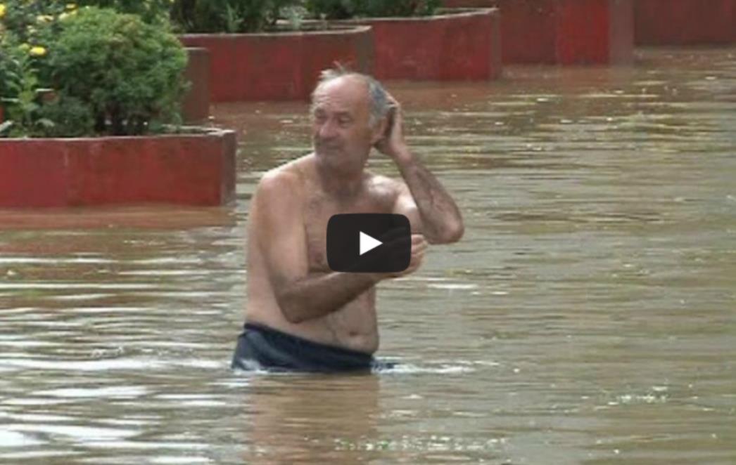 POPLAVE U BOSNI: Pijani Bosanac umislio kako je na moru (VIDEO)