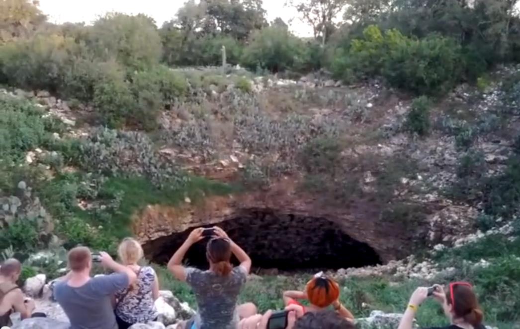 Naizgled obična pećina, ali ono što izlazi iz nje - ledi krv u žilama (VIDEO)