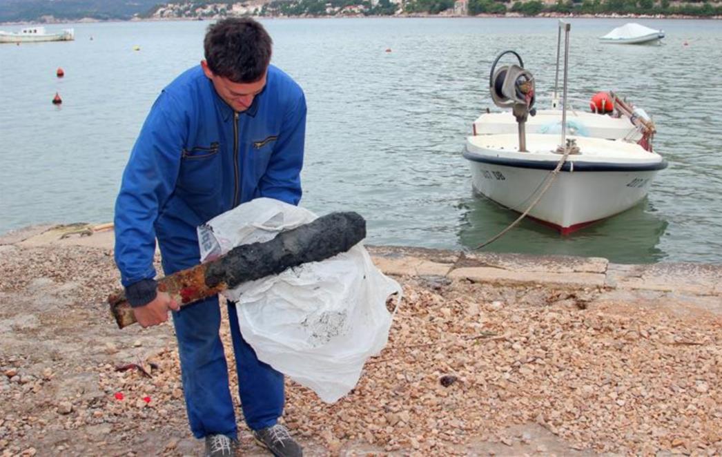 NEOBIČAN ULOV DUBROVAČKIH RIBARA: Umjesto ribe 'uhvatili' granatu iz Domovinskog rata (FOTO)