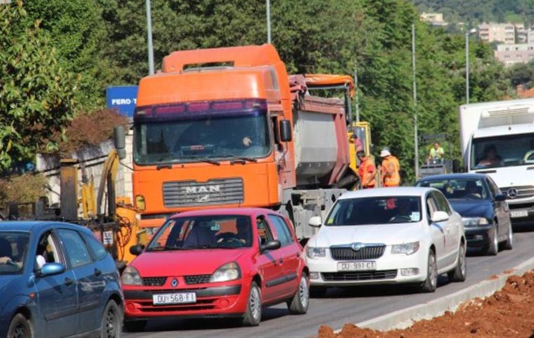 U Dubrovniku prometni kolaps zbog asfaltiranja Ilijine glavice, besplatni gradski prijevoz i parking (FOTOGALERIJA)