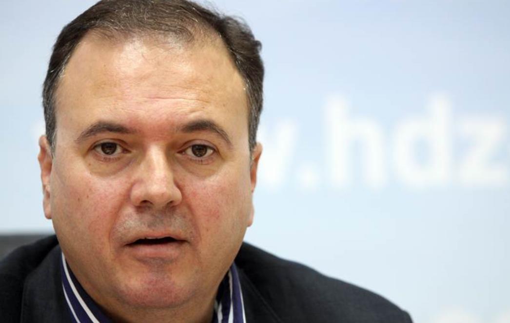 Je li pošao avionom ili naplaćuje putne troškove kao i doma?