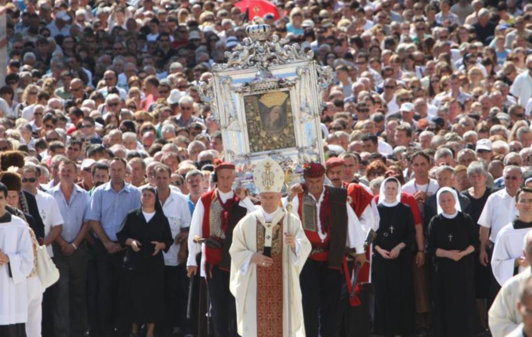 Tisuće vjernika u procesiji na blagdan Velike Gospe u Sinju (FOTOGALERIJA)