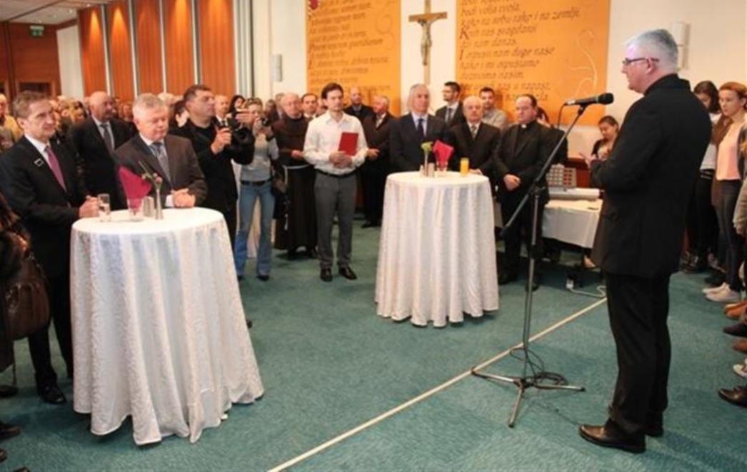 DOMJENAK DUBROVAČKOG BISKUPA MATE UZINIĆA: Prepoznajte Božić u licima jednih drugih! (FOTOGALERIJA)