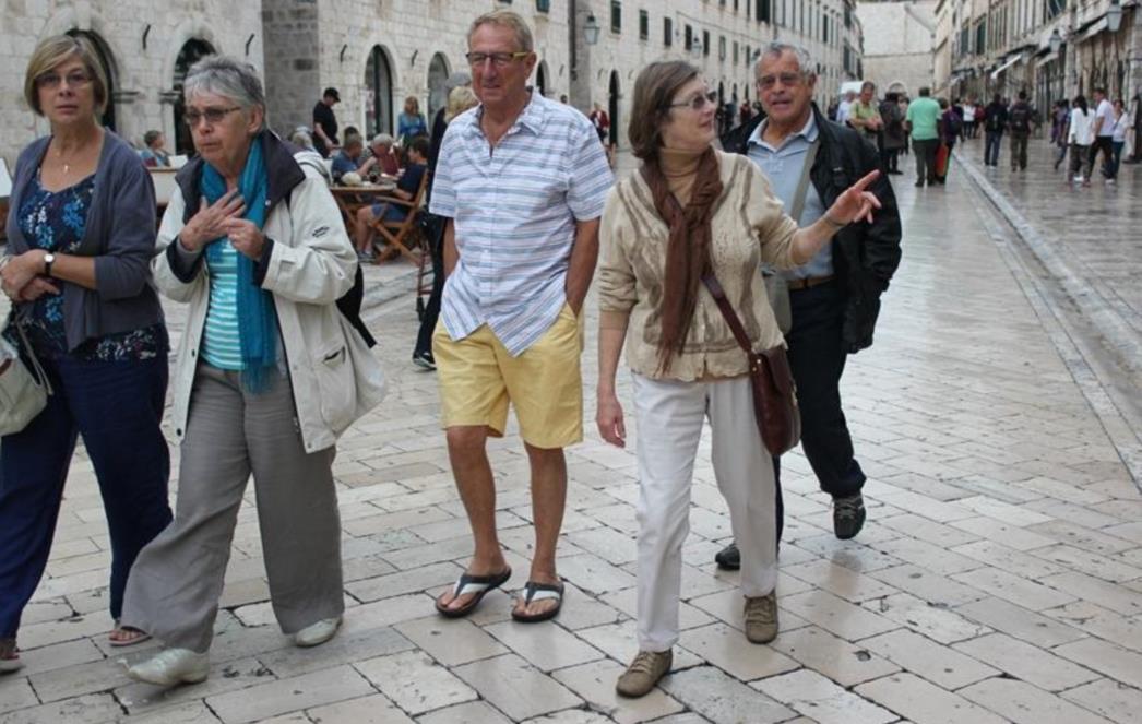   Turistima ne smeta kiša u razgledavanju Grada (FOTOGALERIJA)