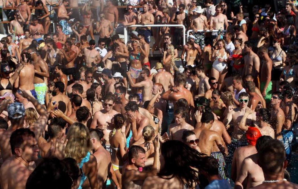 Veliko hapšenje turista na Pagu zbog posjedovanja droge; Britanac pao s balkona i poginuo