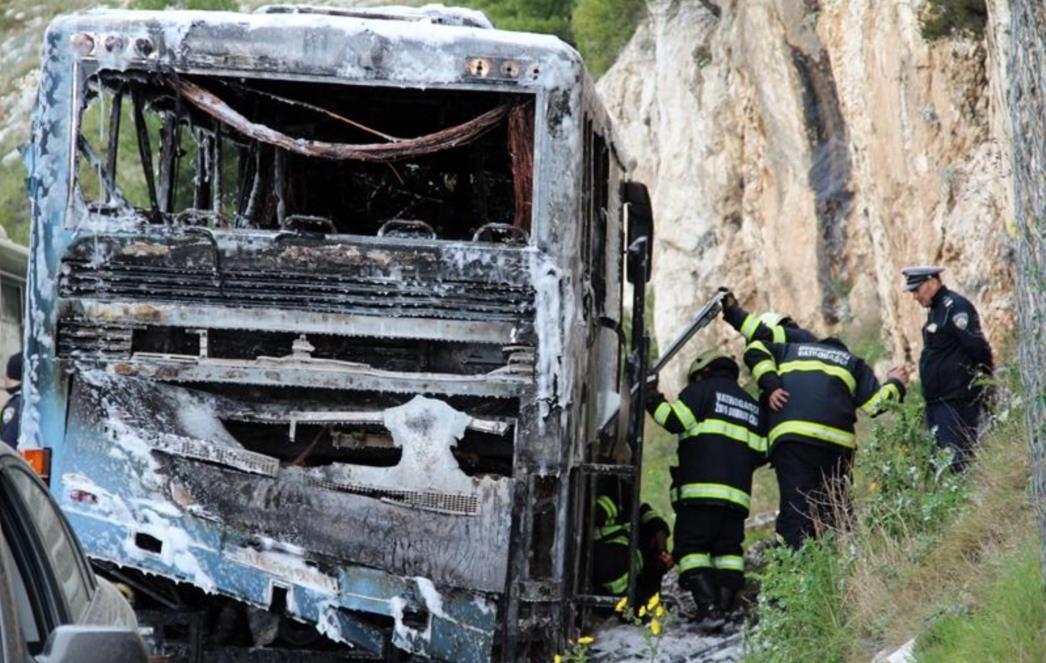 Izgorio autobus na vidikovcu, 44 putnika uspjelo pobjeći, jedna osoba ozlijeđena (FOTOGALERIJA)   