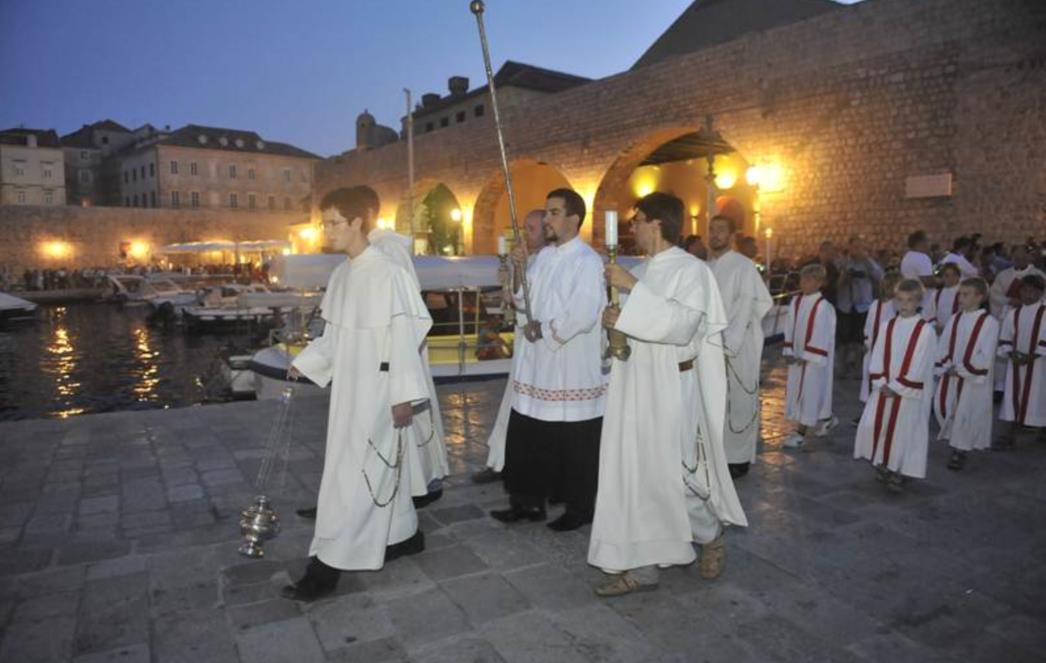 Mnoštvo Dubrovčana ispratilo Gospu od Porata (FOTO)