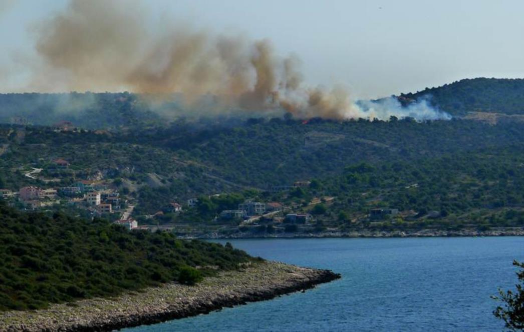 Gori u Dalmaciji: Vatrogasci se bore s požarima