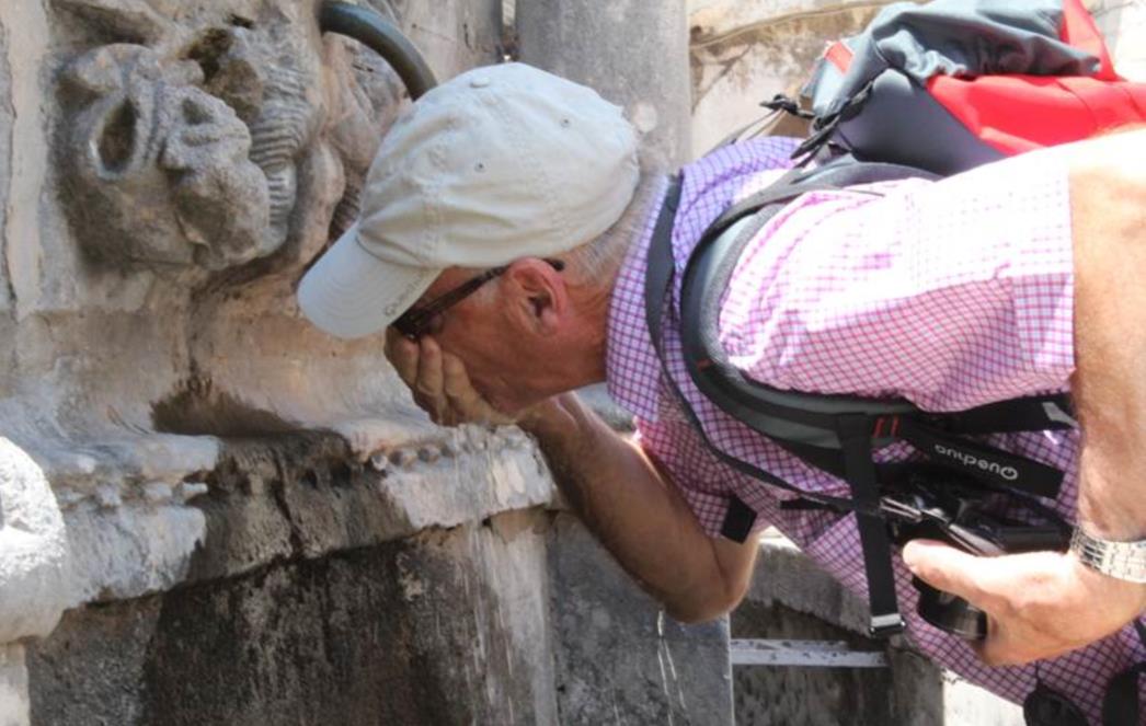 TOPLINSKI VAL ZAHVATIO DUBROVNIK: Turisti okupirali fontanu (FOTO) 