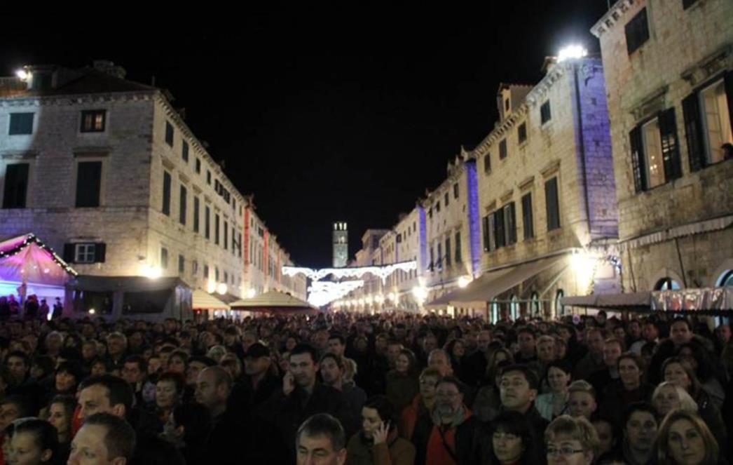 KLAPSKI SPEKTAKL NA STRADUNU: Cambi i Šufit oduševili Dubrovčane (FOTOGALERIJA)